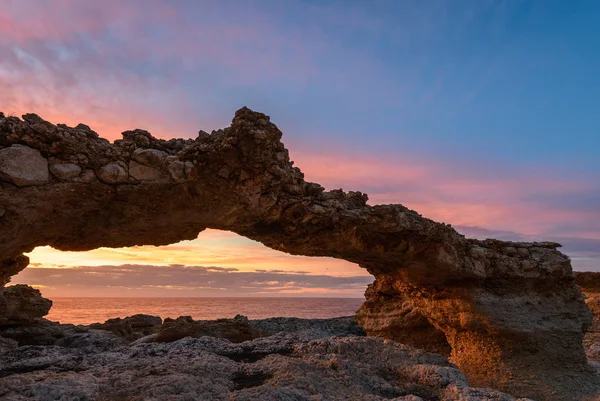 西班牙Ibiza日落时Portinatx的自然拱门 — 图库照片