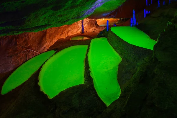 Kleurrijke zwembaden van Can Marca grot, Ibiza, Spanje Spanje — Stockfoto