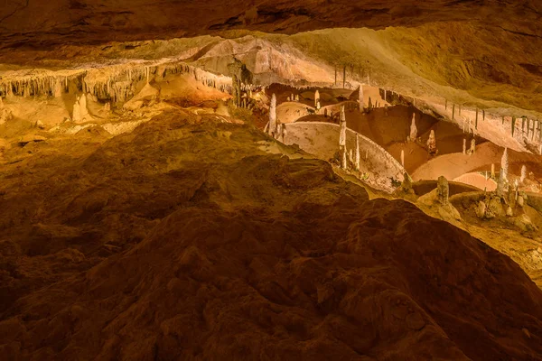 Stalactieten en stalagmieten van Can Marca grot, Ibiza, Spanje Spanje — Stockfoto