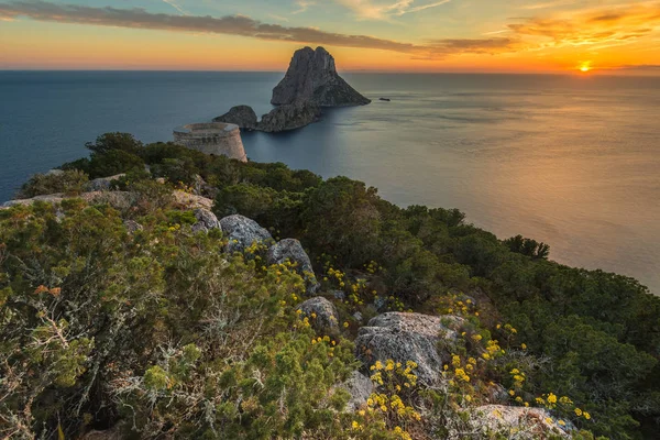 Savinar Tower y Es Vedra Island al atardecer, Ibiza, España — Foto de Stock