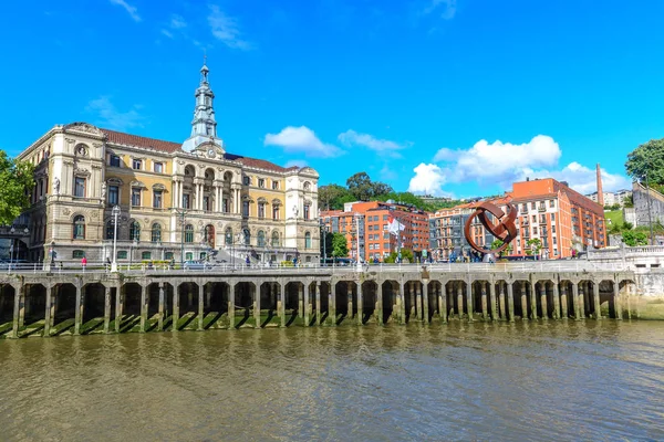 Bilbao city hall a řeku Nervion, Španělsko — Stock fotografie