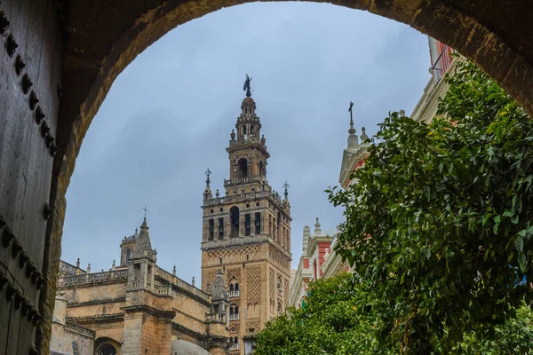 Cattedrale di Siviglia da Banderas Courtyard, Spagna — Foto Stock