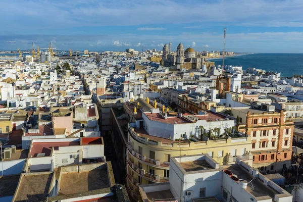 Vista panorámica de Cádiz desde la torre de Tavira, Andalucía, España — Foto de Stock