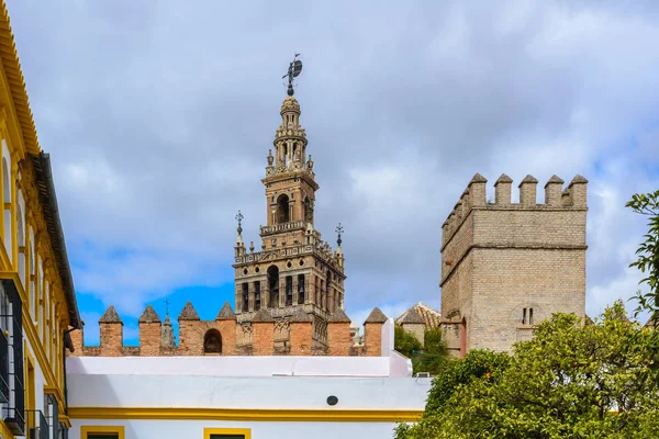 Katedrála v Seville ze Banderas nádvoří, Španělsko — Stock fotografie