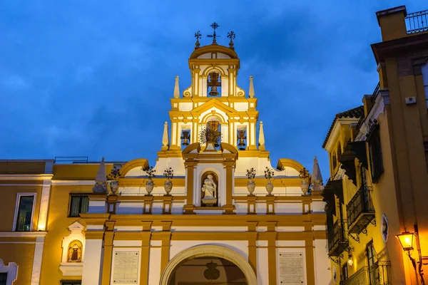 Bazilika La Macarena v noci, Sevilla, Španělsko — Stock fotografie
