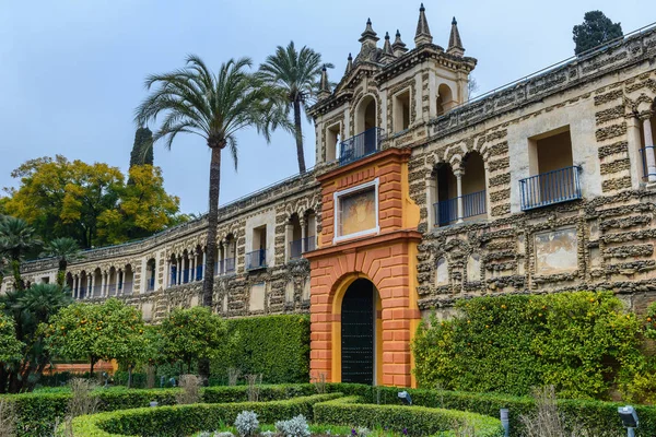 Trädgårdarna i Alcazar från Grutesco Gallery, Sevilla, Spanien — Stockfoto
