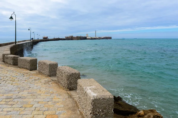 Paseo marítimo que une el castillo de San Sebastain con la ciudad de Cádiz, España —  Fotos de Stock