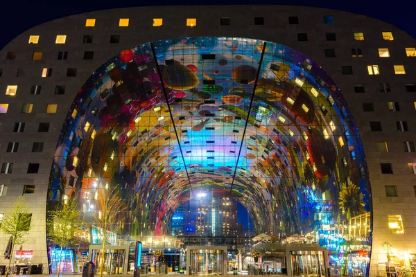 Moderne markthal bij nacht, Rotterdam, Nederland — Stockfoto