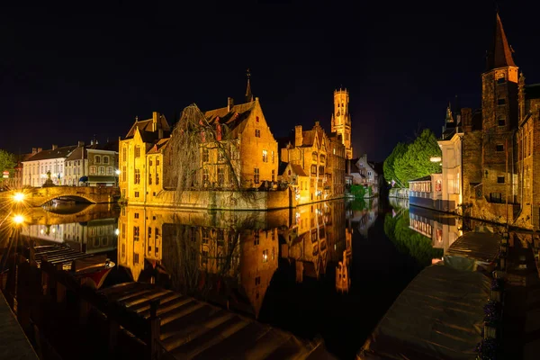De kade van de rozenkrans (Rozenhoedkaai) 's nachts, Brugge, België — Stockfoto
