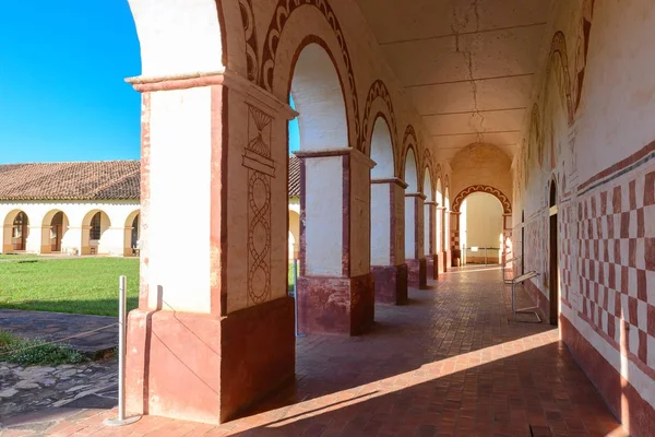 Innergården i Jesuit uppdrag kyrkan i San José de Chiquitos, Bolivia — Stockfoto