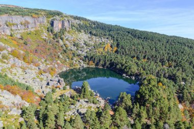 Dağ manzarası ile Laguna Negra ve çam ormanı, İspanya ilinde Soria