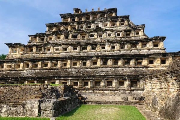 墨西哥韦拉克鲁斯 Tajinarchaeological 遗址的适当位置金字塔 — 图库照片