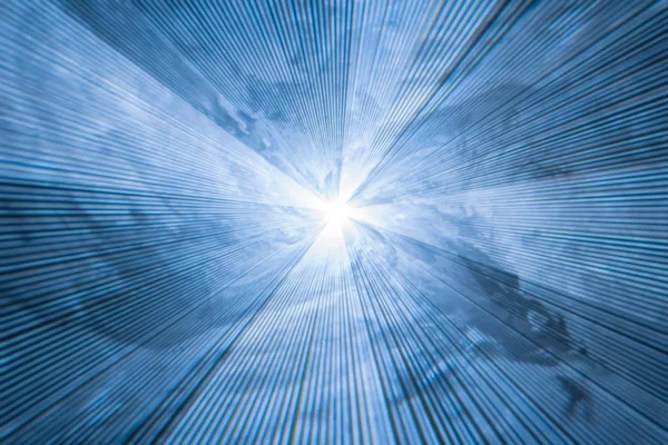 Fondo azul abstracto con rayos de luz divergentes — Foto de Stock