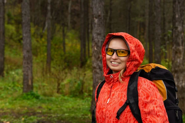 Vrouwelijke wandelaar in het herfstbos — Stockfoto