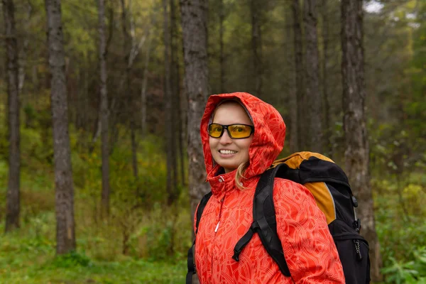 Vrouwelijke reiziger in het herfstbos — Stockfoto