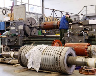 Elektrik motorları tamir atölyesinde çalışıyorum.