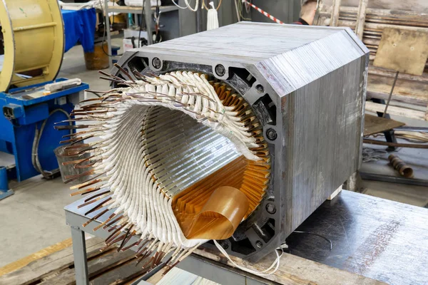 Stator eines zerlegten Elektromotors in einer Werkstatt — Stockfoto