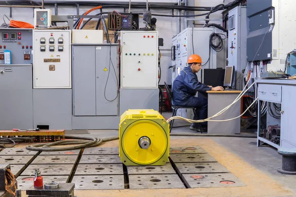 Pruebas del motor en un banco de pruebas — Foto de Stock