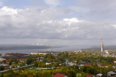 Kama Nehri 'nin üzerine gökkuşağı gibi yağmur yağıyor.