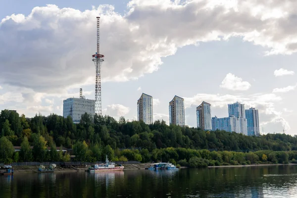 Paisaje de la ciudad del río — Foto de Stock