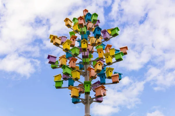 Gökyüzüne karşı kuş evlerinin nesne ağacı — Stok fotoğraf
