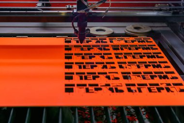 Otomatik lazer kesme makinesinde hediyelik eşya üretimi