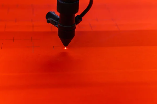 Laser cutter head during operation close-up — Stock Photo, Image