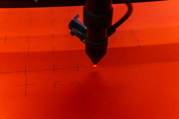 Laser cutting head cuts through plywood sheet — Stock Photo, Image