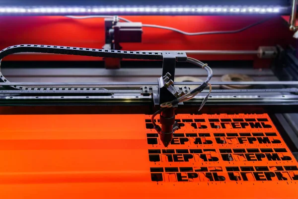 Production of souvenirs on an automatic laser cutting machine — Stock Photo, Image