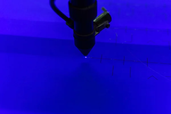 Zbliżenie głowicy latającej wycinarki laserowej — Zdjęcie stockowe