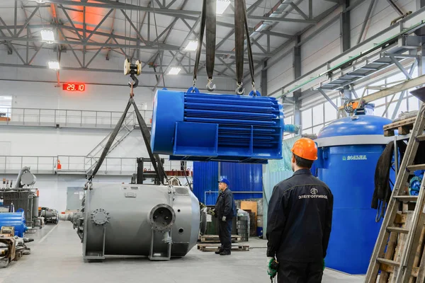 fabrika zemininde endüstriyel elektrikli motorları... 