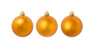 Beyaz arka planda izole edilmiş üç altın noel topu.