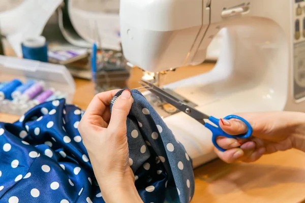 妇女在缝纫机上工作时的双手 — 图库照片