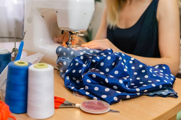 Wazige handen van een naaister vrouw die werkt op een naaimachine — Stockfoto