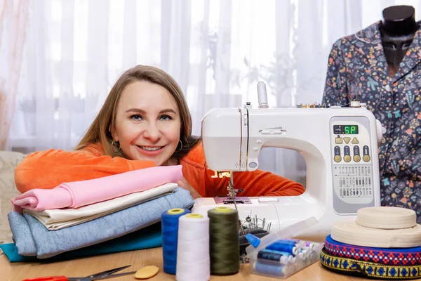 Portret van een vrouw met een naaimachine — Stockfoto