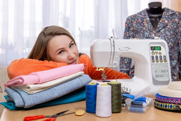 Seamstress woman next to her equipment — Stock Photo, Image