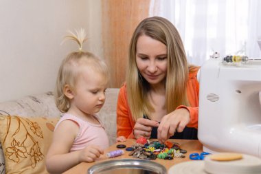 Terzi kadın işi yarıda kesti ve küçük D ile iletişim kurdu.