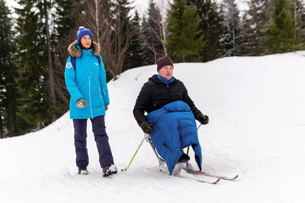 Лыжник-инвалид тренируется на открытом воздухе с сопровождающим — стоковое фото