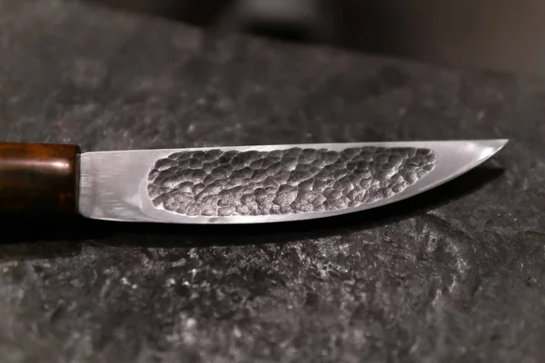 Cuchillo forjado hecho a mano en el yunque — Foto de Stock