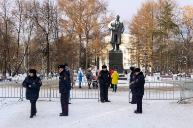 Polis, Lenin 'deki resmi mitingin katılımcılarını kontrol ediyor. 