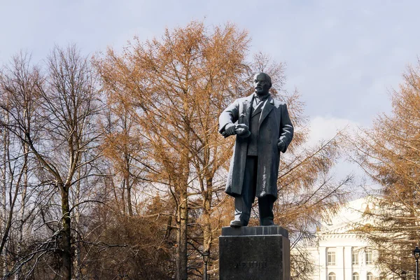 Snötäckt monument över Vladimir Lenin i parken i Perm, Rus — Stockfoto