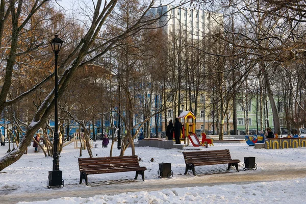 Детская площадка в зимнем парке в Перми, Россия — стоковое фото