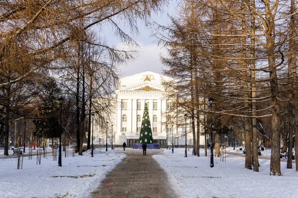 Рождественская елка в парке возле Оперного театра в Перми, Россия — стоковое фото