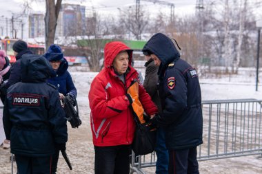 Rus polisi resmi bir mitinge giden vatandaşları kontrol ediyor.