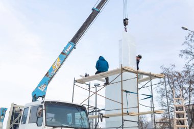 Per 'deki şehir geçidinde bir buz tatili kasabasının inşaatı