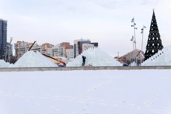 Výstavba ledového rekreačního města na městské esplanádě v Per — Stock fotografie