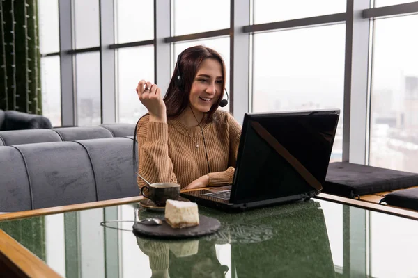 Ragazza conduce qualche trasmissione online dalla caffetteria — Foto Stock