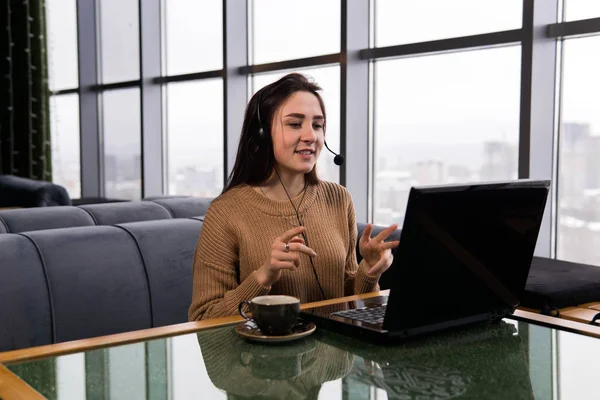 Ragazza conduce qualche trasmissione online dalla caffetteria — Foto Stock