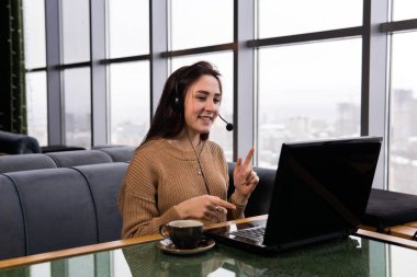 Kız kahve dükkanından bir internet yayınını yönetiyor.