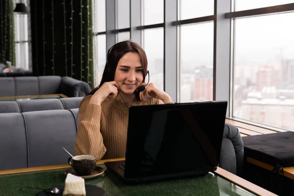 Ragazza conduce qualche trasmissione online dalla caffetteria — Foto Stock